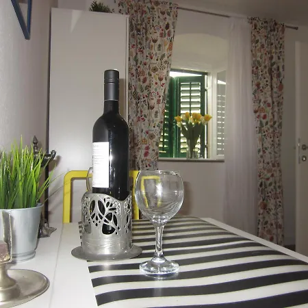 Apartment On The Square Makarska