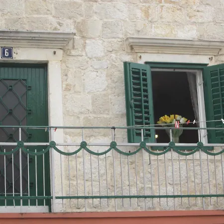 On The Square Apartamento Makarska